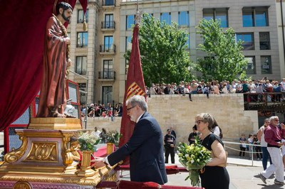 Ofrena al Sant, a la plaça de Sant Joan..
