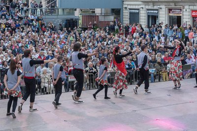 En finalitzar la Batalla de Flors, la festa s'ha traslladat a la plaça Sant Joan amb el 35è Festival Folklòric de Lleida.