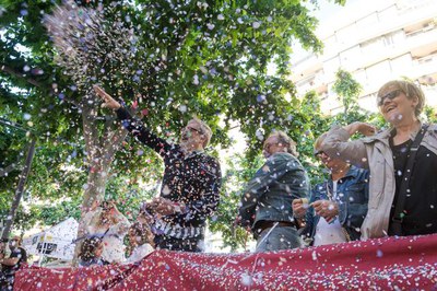 Unes tres tones de confeti s'han utilitzat per a la batalla més divertida de la Festa Major.