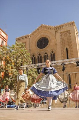 Aquest diumenge al matí, a la plaça de Sant Joan, roda d'esbarts Catalònia.