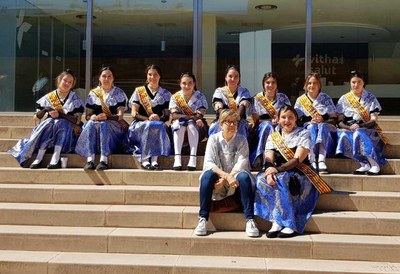 Les pubilles de la Festa Major de Lleida, amb la tinent d'alcalde Montse Parra, aquest diumenge al matí, a la plaça de la Llotja, al concurs de sarda….