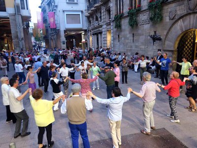Ballada de sardanes amb la cobla Lo Castell.