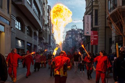 Correfoc amb els Diables de Lleida, el Drac Carrincló, els Marraquets i els Dimonis dels Trons.