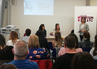 La Comissió de treball sexual a Lleida, coordinada per la Paeria, ha promogut una jornada al Casal de la Dona en què la Fundació Cruz Blanca ha facil….