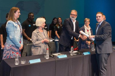 El paer en cap lliurant una orla a un estudiant de l'Ilerna.