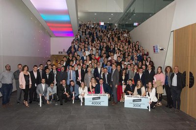 Foto amb tots els graduats que han rebut l'orla acadèmica.