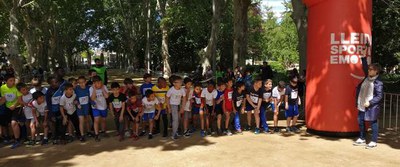 La tinent d'alcalde Montse Parra donant la sortida a una de les curses.