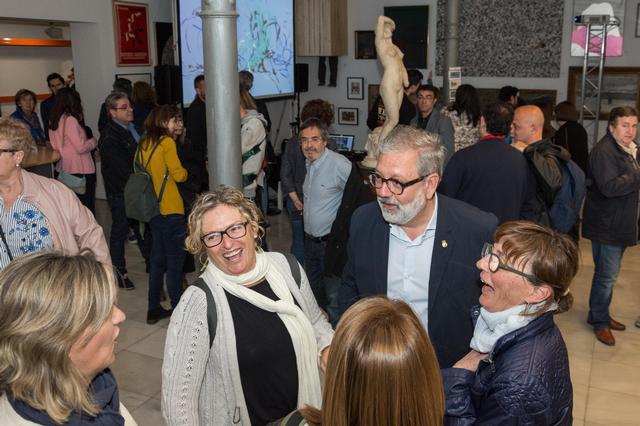 El paer en cap conversant amb alguns dels visitants del Museu Morera