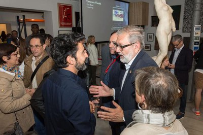 L'alcalde Larrosa saluda Xavi Bové, creador de la instal·lació interactiva 'Cançons visuals'.