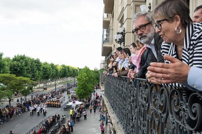 El paer en cap, els membres del consistori i les pubilles han vist la desfilada des del balcó del Palau de la Paeria.