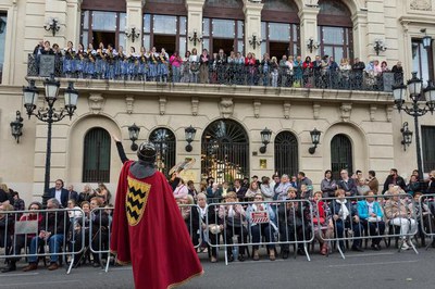 La desfilada de gala ha finalitzat a l'avinguda Blondel, quan les sis comparses han arribat a la Paeria.