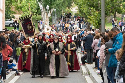 Nombrós públic al carrer per veure la desfilada.