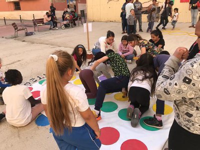 El Pla de Desenvolupament Comunitari del Centre Històric ha coordinat amb alumnes de l'INS Ronda accions per dinamitzar el barri, obertes als infants….