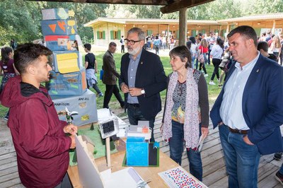L'alcalde ha visitat algunes de les parades de la fira de projectes dels alumnes.
