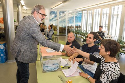 El paer en cap, saludant als membres de les diferents taules electorals del col·legi on ha votat.