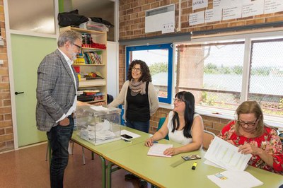L'alcalde ha visitat diversos col·legis electorals durant la jornada de matí. Aquesta imatge és del de la partida de Butsènit.
