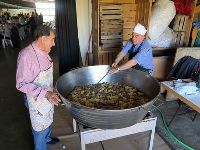 L'Associació de Veïns també prepara una cassola comunitària pel dinar de germanor.