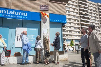 Descoberta simbòlica de la placa que dona nom a l'Avinguda Joana Raspall.