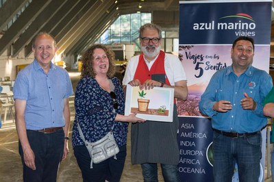 L'alcalde ha lliurat el premi del Concurs d'Humor Caragoler a María José Mosquera.