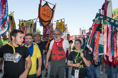 Els caps de colla han dut els penons durant la cercavila.