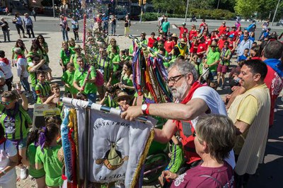 L'alcalde imposant l'escarapel·la a una de les colles.