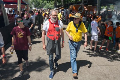 El paer en cap passejant per l'Aplec, que aquesta tarda s'ha acomiadat fins a l'any que ve.