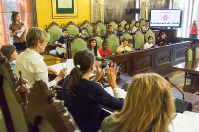 En l'Audiència Pública del Plenari, els representants del Consell d'Infants i del Consell de Joves seuen als llocs destinats habitualment als regidor….