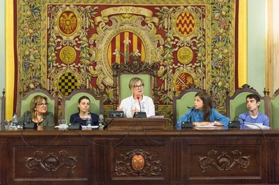 La Defensora dels Drets dels Infants, M. Jesús Cabau, la regidora d'Educació Rosa M. Salmeron, la tinent d'alcalde Montse Parra i els nens representa….