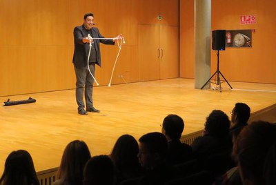 L'actuació del mag Reivax ha finalitzat l'acte de lliurament de premis del concurs "Puja a l'Autobús", que s'ha fet a l'Auditori Municipal Enric Gran….