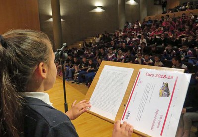 L'alumna guanyadora del primer premi, Morgana Ajram, del col·legi Lestonnac, ha llegit la seva redacció.