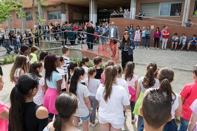 Els nens i nenes han cantat una cançó amb motiu de la inauguració del nou pati escolar.