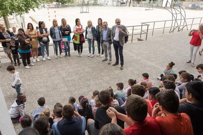 L’alcalde Fèlix Larrosa destaca la participació i implicació de tots els alumnes i els agraeix el seu compromís amb el barri i amb la ciutat.