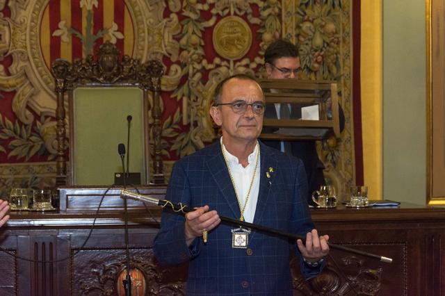 El nou paer en cap amb la vara d'alcalde