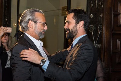 El president del Parlament, Roger Torrent, saluda Ernest Benach, expresident de la cambra catalana..