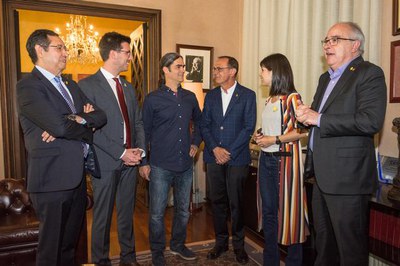 Pueyo, moments abans del Ple de Constitució, amb Ramon Farré, Toni Postius, Sergi Talamonte, Marta Vilalta i Josep Bargalló..