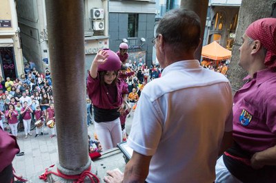 El paer en cap esperant el pilar dels Castellers per agafar l'enxaneta.