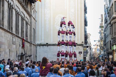 Els Castellers de Lleida carregant el 7 de 7 a la plaça Paeria.