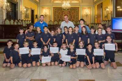 Recepció a la Paeria als alumnes dels Maristes que presenten el projecte educatiu "Canvia Lleida", amb el lema "El canvi comença des de les persones".