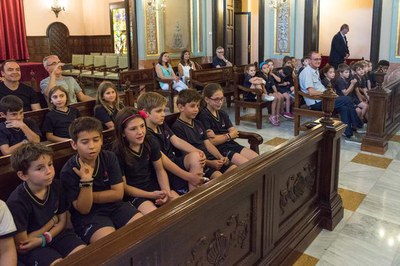 Un grup de nens i nenes de primària dels Maristes han presentat el projecte educatiu "Canvia Lleida" a l'alcalde, M. Pueyo, que els ha rebut al Saló ….
