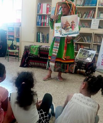 El cicle "Contes d'arreu del món" dona a conèixer als més petits la diversitat i la riquesa cultural a la ciutat.