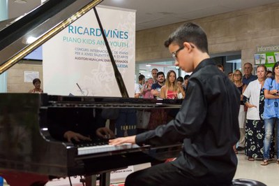 Actuació de Pol Domènech, alumne del Conservatori Municipal i concursant del 2nd Ricard Viñes Kids and Youth, que avui ha actuat al vestíbul del Sant….
