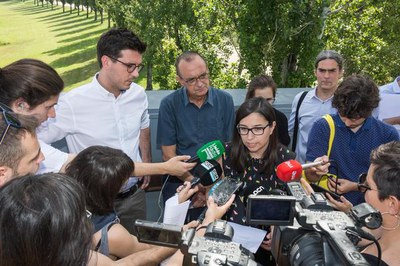 La regidora d'ERC, Jordina Freixenet, respon les preguntes dels mitjans de comunicació..