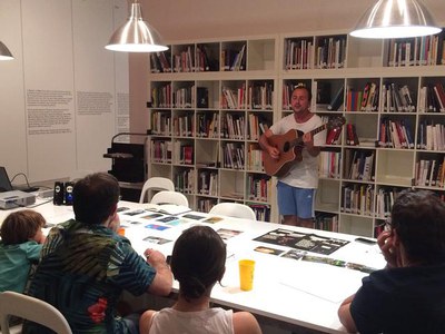 La trobada també va comptar amb una petita actuació musical de Dofí Malalt.