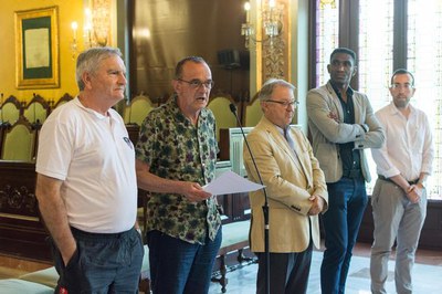 L'alcalde Miquel Pueyo adreçant el seu missatge als esportistes.