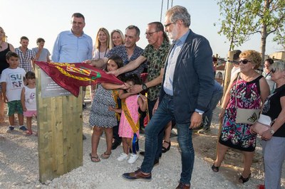 Descobrint la placa on també es recorda la figura del regidor Candi Villafañe.