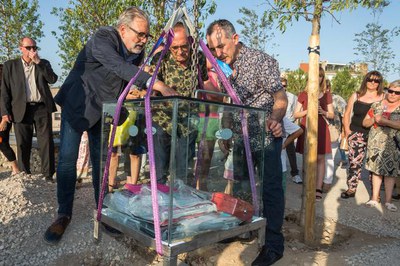 Moment de soterrar la càpsula del temps.