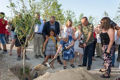 Una veïna de les pioneres del barri també ha col·laborat en la plantació d'un magraner al bosc urbà.