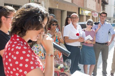 Una besnéta de Ramon Alandí ha llegit la biografia del seu familiar deportat.