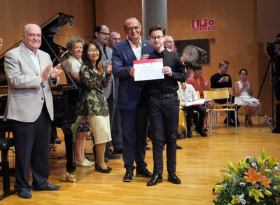 El paer en cap lliurant el premi a Yehor Bakhmut, guanyador de la categoria fins a 14 anys.