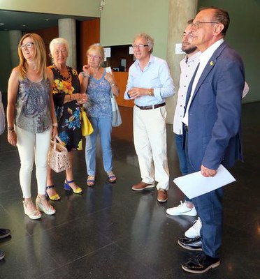 L'alcalde, regidors, juntament amb el director de l'IEI i Carme Grasa, abans d'iniciar-se l'acte.